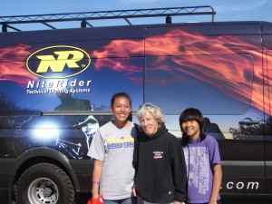 2 girls and elder - DSC00255